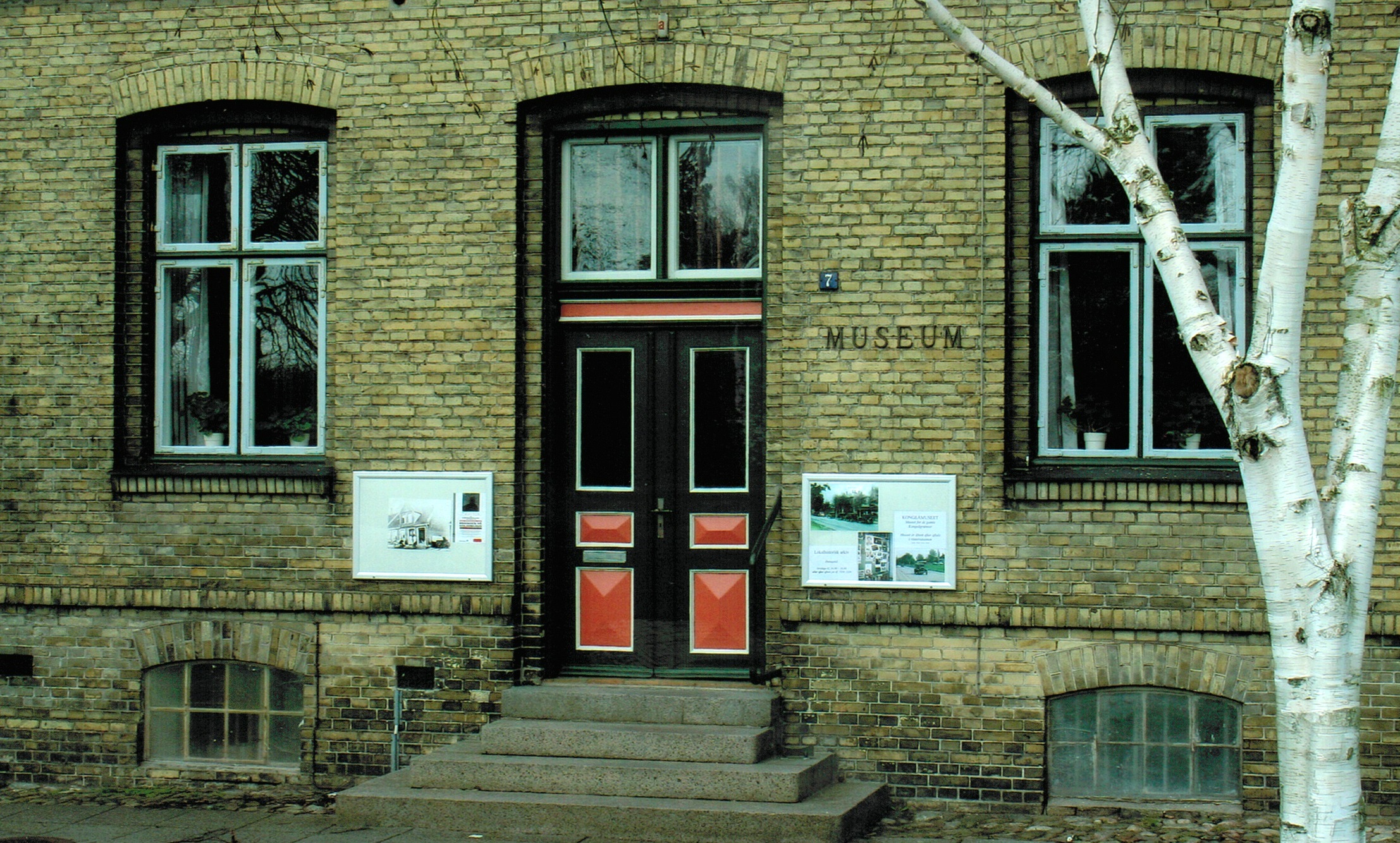 Gul murstensbygning, der rummer Kongeåmuseet i Vamdrup
